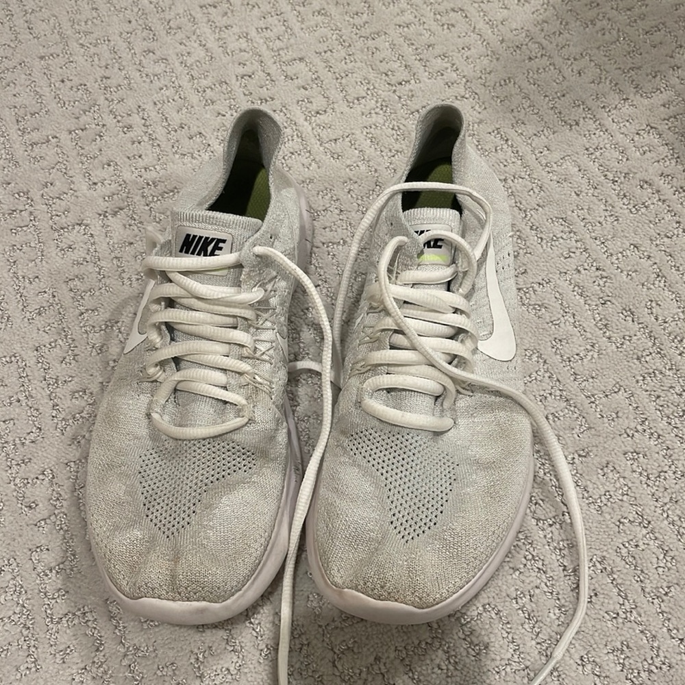 W 9 Nike sneaker